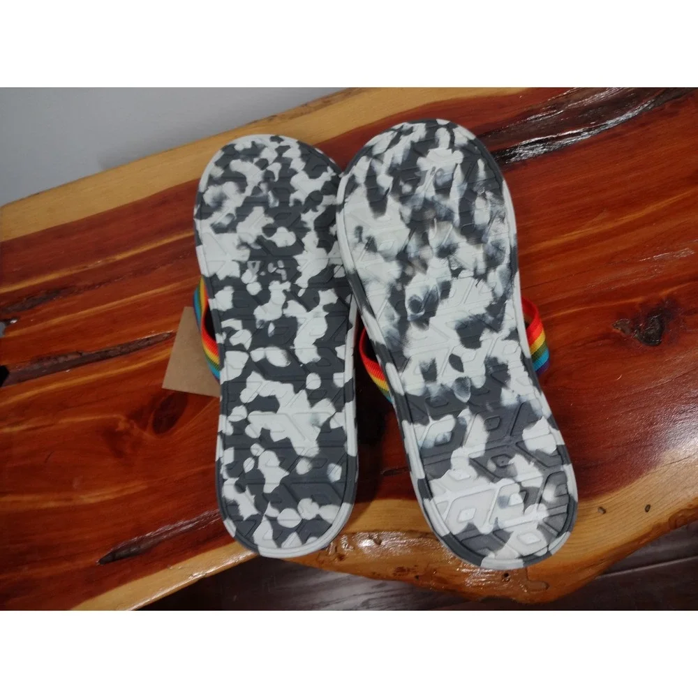 REI Co-op Flip Flops Mens 8 Gray Rainbow Camo Floral Thong Sandals Pride Summer